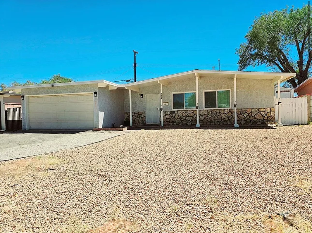 Single-story house with two-car garage in Lancaster